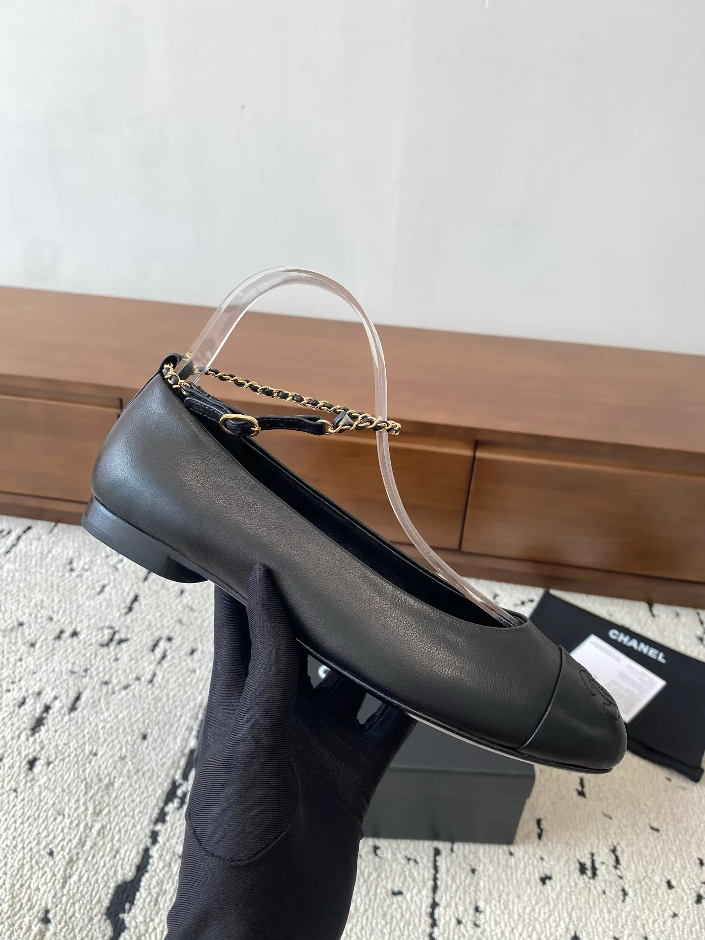 👟👟Ex-factory price 580👟👟 🍀CHANEL2025 new autumn and winter model, Mary Jane leather Chanel Xiaoxiang C home flat classic metal chain shoes Comfortable Mary Jane shoes Catwalk advanced ready-to-wear customization, simple yet sweet and playful Solid color fabric is refreshing and easy to wear Buckle design shoes are more heeling Upper: Customized sheepskin Inner foot pad: sheepskin Sole: Italian leather sole Size: 35-40 (40 customization is non-refundable) 👉 👉 Buy now👉 Buy now👉